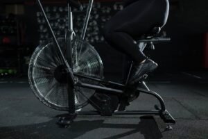 Treino cardiovascular em bicicleta ergométrica