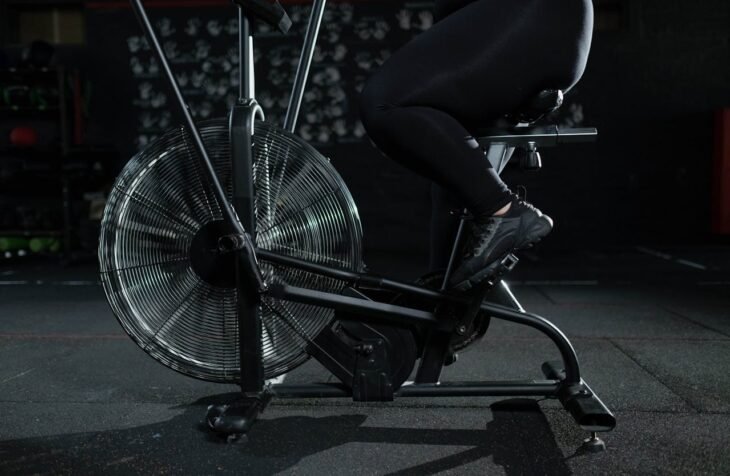 Treino cardiovascular em bicicleta ergométrica