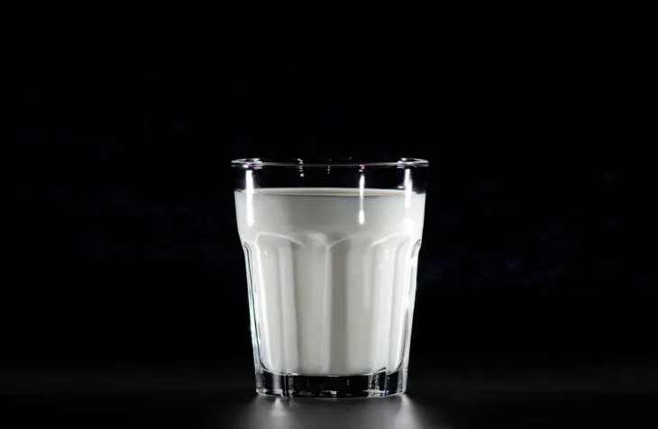 Por quanto tempo o leite pode ficar fora da geladeira